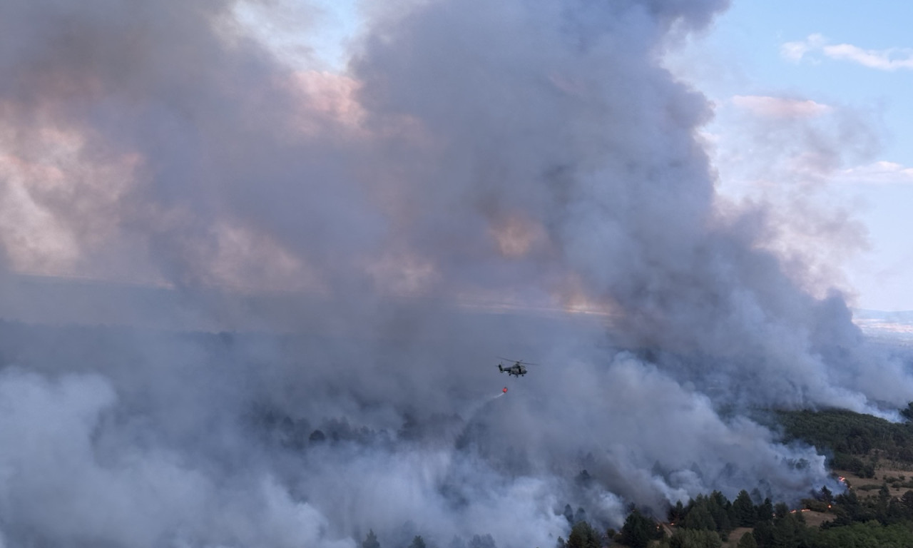 DRAMA U DELIBLATSKOJ PEŠČARI! POŽAR SE PROŠIRIO NA 300 HEKTARA: Sa stihijom se bori 80 ljudi i 3 helikoptera! (VIDEO)