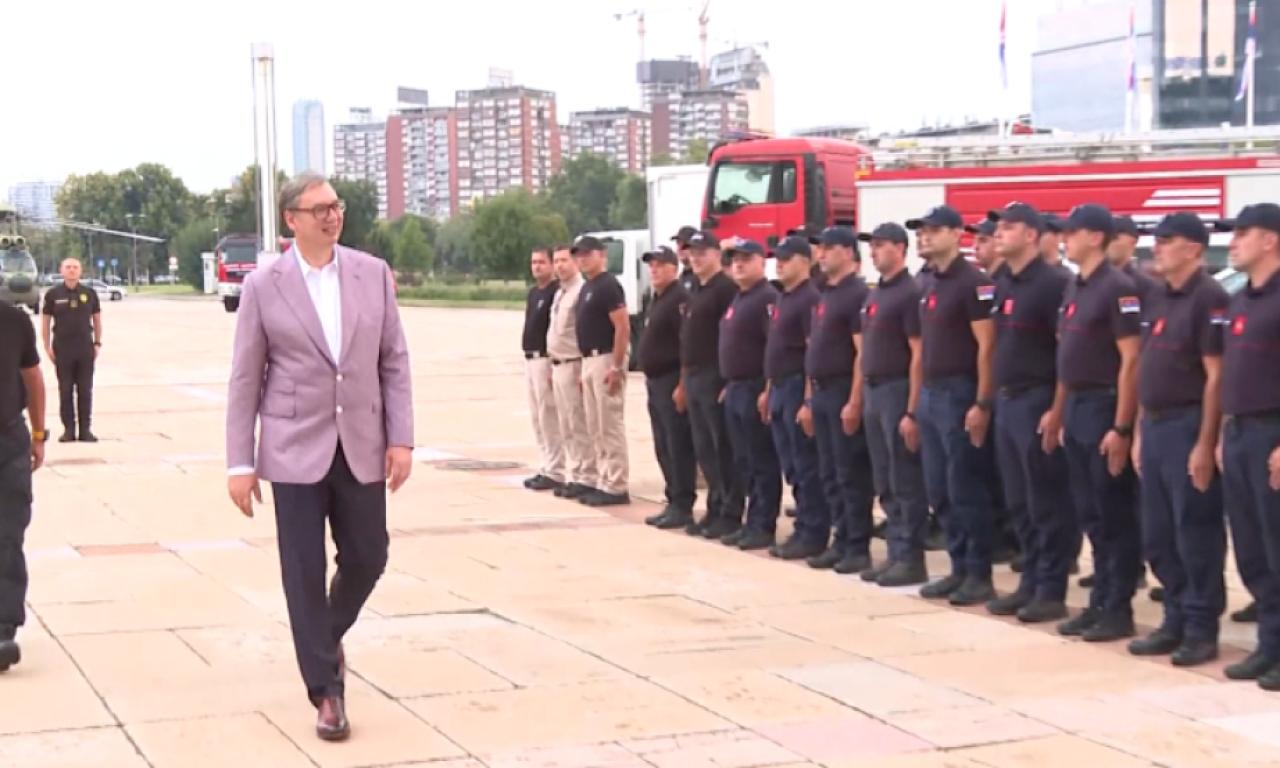 HEROJI SE VRATILI KUČI - Vučić na dočeku vatrogasaca: Branili ste u nama prijateljskoj zemlji ljudske živote