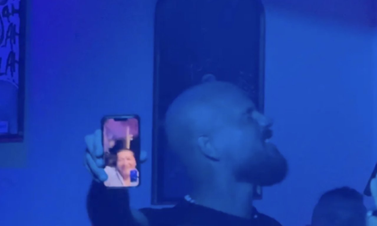 PRVI PUT U ISTORIJI! Boban Rajović ispisao novu stranicu estrade u Grčkoj, a usred nastupa pozvao Acu Pejovića! (VIDEO)