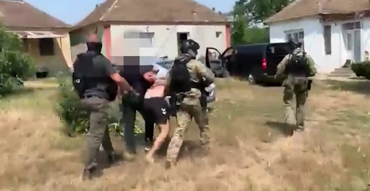 DRAMATIČNO HAPŠENJE OPASNOG BEGUNCA! Osumnjičen za otmicu i mučenje! (VIDEO)
