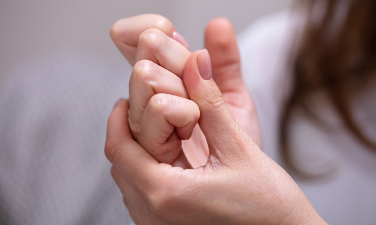 OPASNA NAVIKA ILI NE? Da li bi trebalo da prestanete da pucketate prstima?