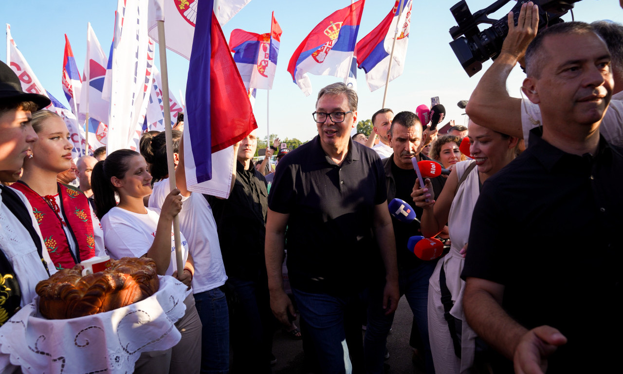 VUČIĆ MEĐU GRAĐANIMA U BELEGIŠU: Povećanje penzija ove godine, pratiće rast plata (FOTO/VIDEO)