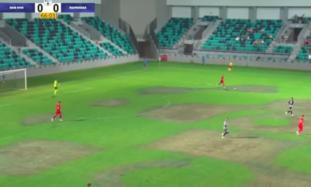 ŠTA SE DOGODILO SA TERENOM?! Šokantne slike sa stadiona u Zaječaru (FOTO)