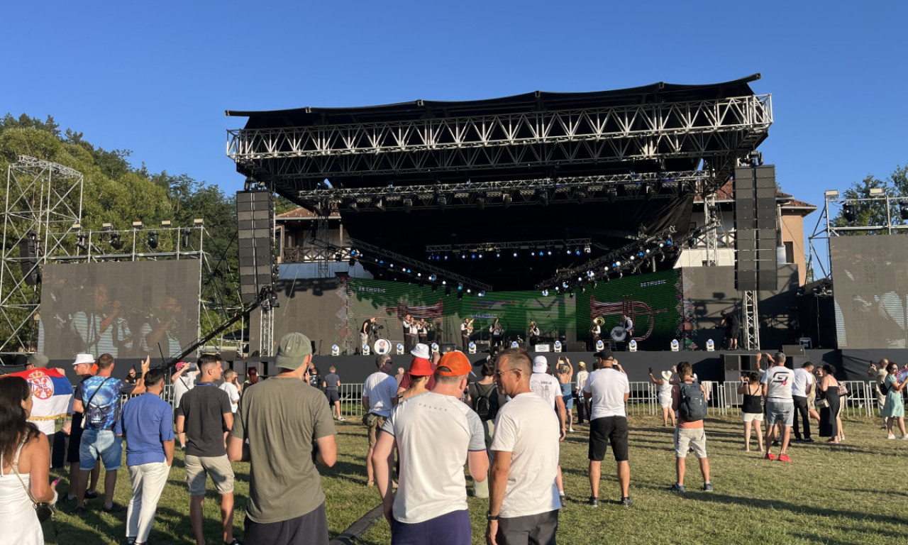 BORBA ZA NAJBOLJE: Počelo finalno takmičenje 65. Sabora trubača u Guči