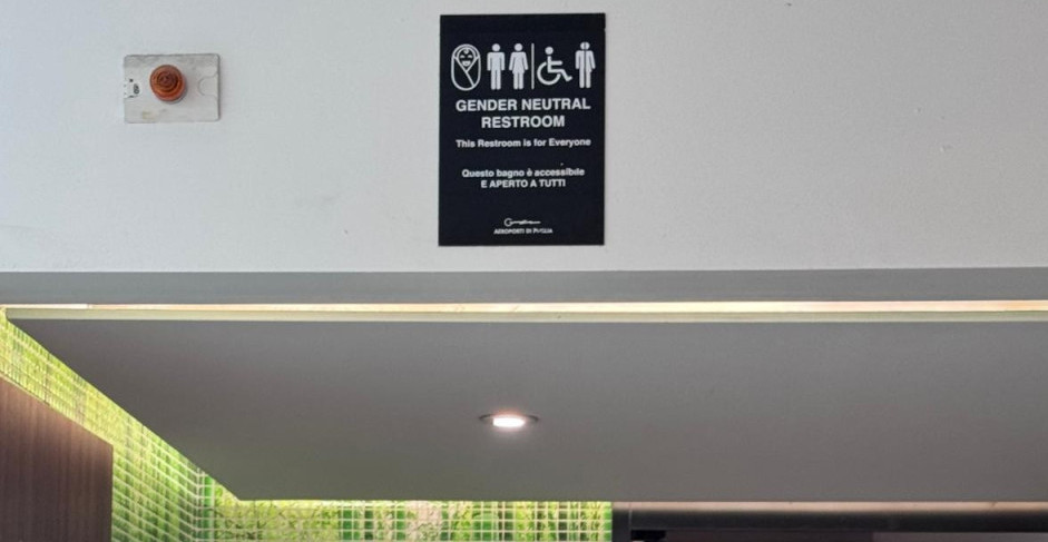 NEMA VIŠE MUŠKIH I ŽENSKIH TOALETA Drastična promena u EU. Srbi u šoku zbog prizora sa putovanja! (FOTO)
