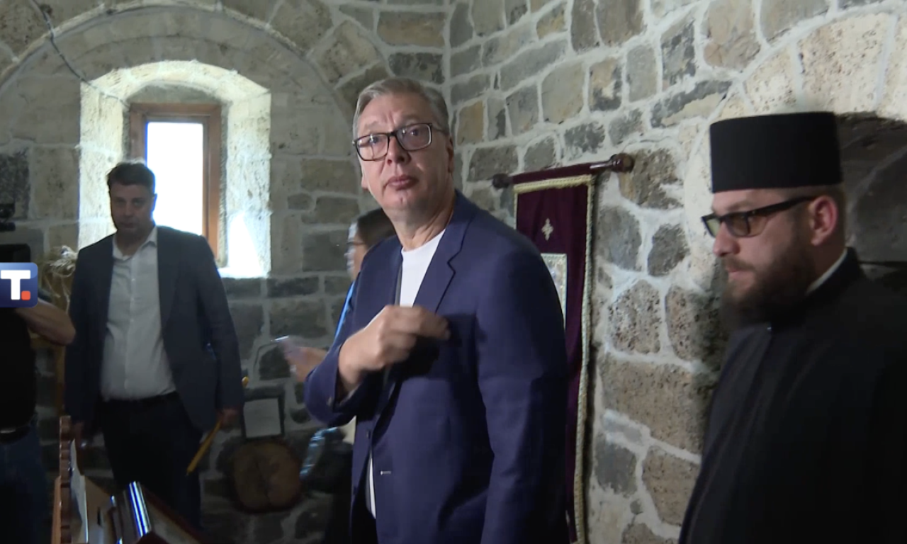 VUČIĆ OBIŠAO MANASTIR DUBNICA I NAJAVIO VELIKE VESTI ZA MEŠTANE Od mitropolita Atanasija predsedniku uručen značajan poklon (VIDEO)
