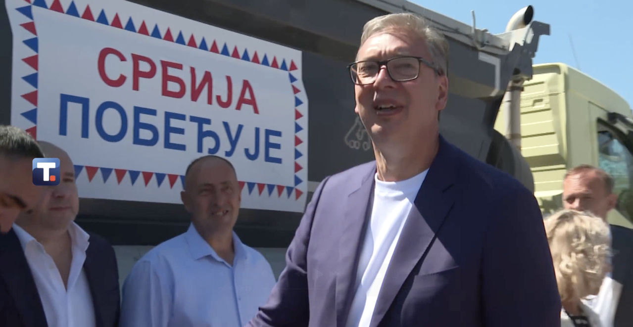 VUČIĆ NAKON OBILASKA MANASTIRA, U DOMAĆINSTVU ARSIĆ U KUŠIĆIMA Predsednik velikim vestima obradovao meštane (VIDEO)