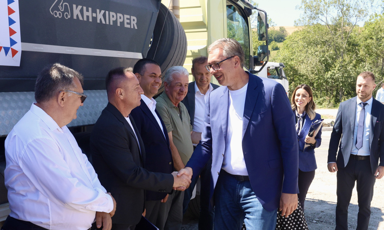 VUČIĆ NAKON OBILASKA MANASTIRA, U DOMAĆINSTVU ARSIĆ U KUŠIĆIMA Predsednik velikim vestima obradovao meštane (VIDEO)