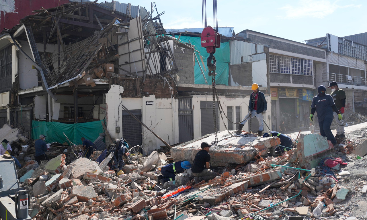 GLAS IZ RUŠEVINA SPASIO BEBU! Čudo nakon razornog zemljotresa u Kolumbiji, heroj rukama sklanjao betonske ploče (FOTO)