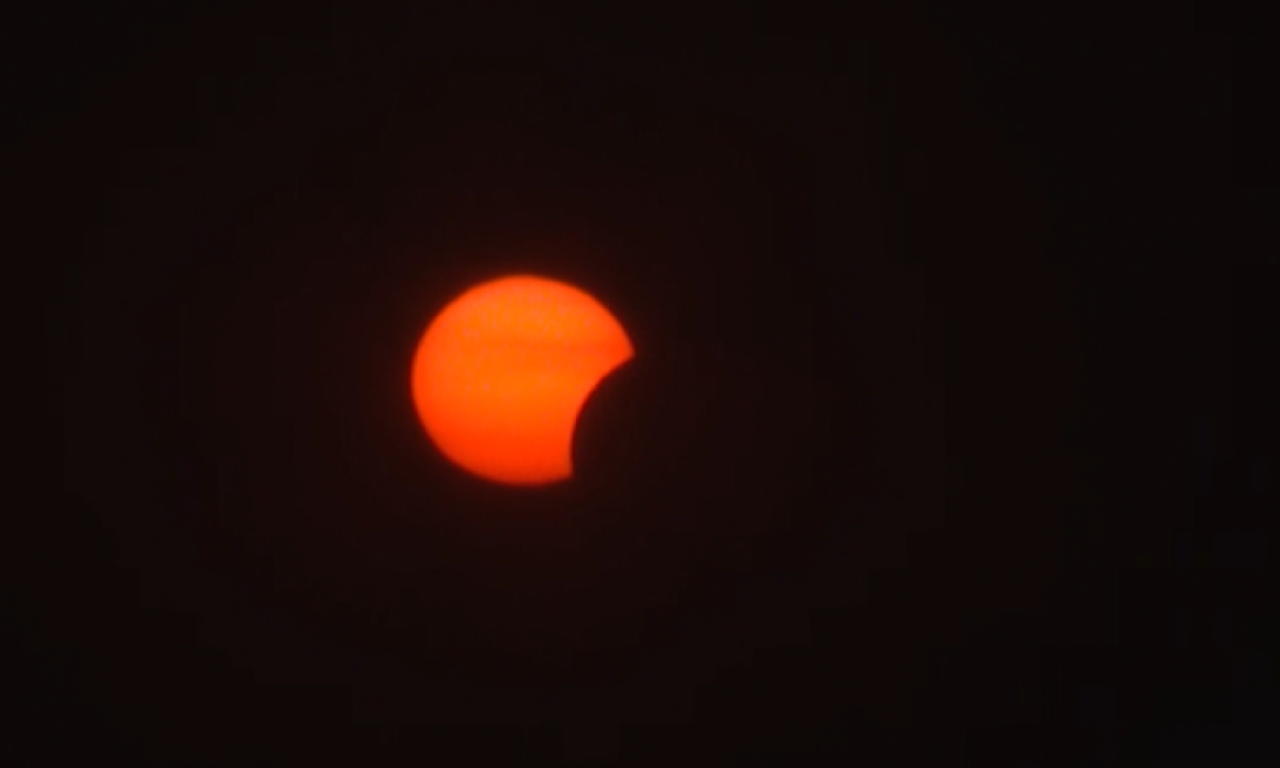SPEKTAKL NA NEBU VIĐEN I U BEOGRADU: Delimično pomračenje Sunca zadivilo građane