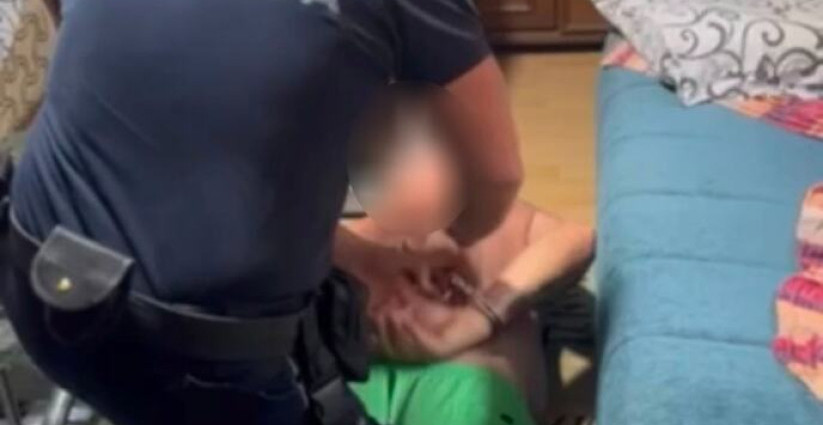 POZIVAO NA UBISTVA PREDSTAVNIKA VLASTI! U velikoj akciji UKP-a uhapšen muškarac koji je pretio najvišim državnim organima! (FOTO)