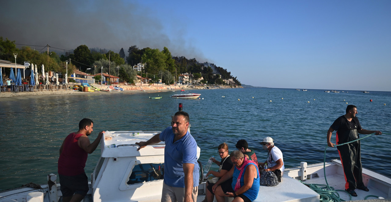 ALARMANTNO NA HALKIDIKIJU: Grčke vlasti izdale saopštenje na srpskom jeziku zbog stravičnog požara! Srbi, pratite uputstva, ovo su mesta za evakuaciju! (FOTO)