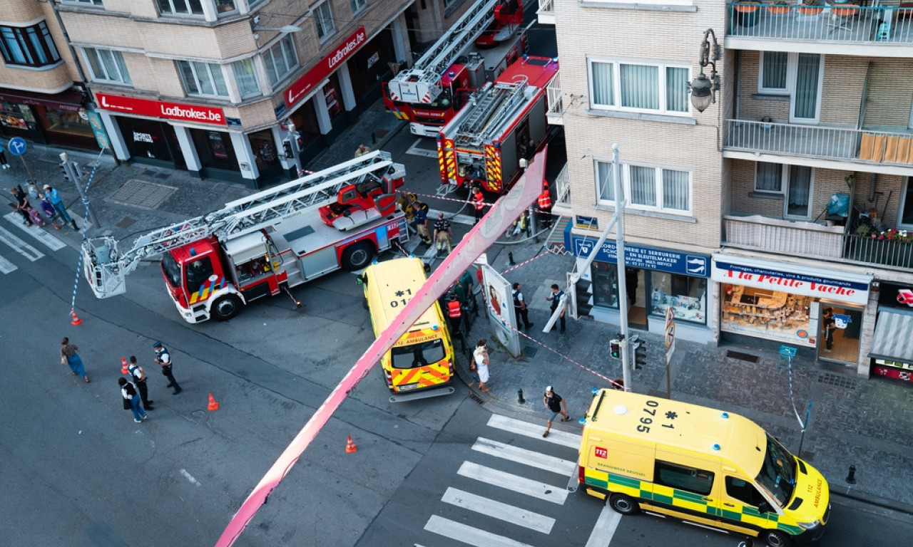 PAKAO U CENTRU BRISELA! Sekunde delile stotinu ljudi od katastrofe, eksplozija odnela život heroja! Ima teško povređenih!