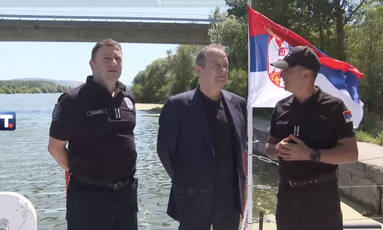 DAČIĆ SA VATROGASCIMA NA SPASILAČKOM BRODU Na ovaj način heroji pomažu u gašenju požara u Deliblatskoj peščari (VIDEO)
