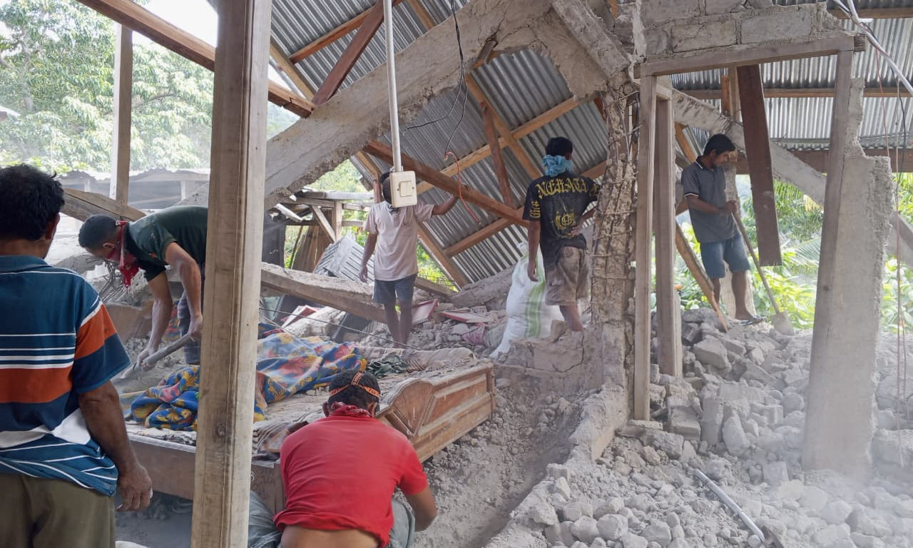 TREĆI OD JUTROS Nema kraja tragediji u Indoneziji! Nastavlja se serija razornih zemljotresa koji su odneli 38 života! (FOTO)