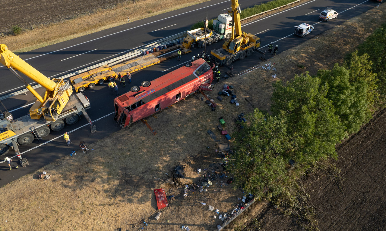 AUTOBUS PUN PUTNIKA SLETEO SA PUTA, IMA MNOGO STRADALIH! Stravična nesreća u Mađarskoj