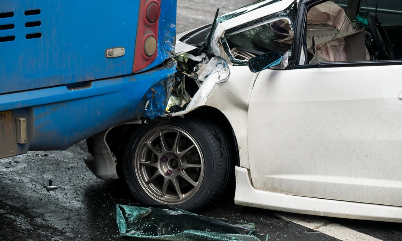 POTPUNI HAOS U KNEZA MILOŠA Automobil se zakucao u autobus! Gužve u saobraćaju!