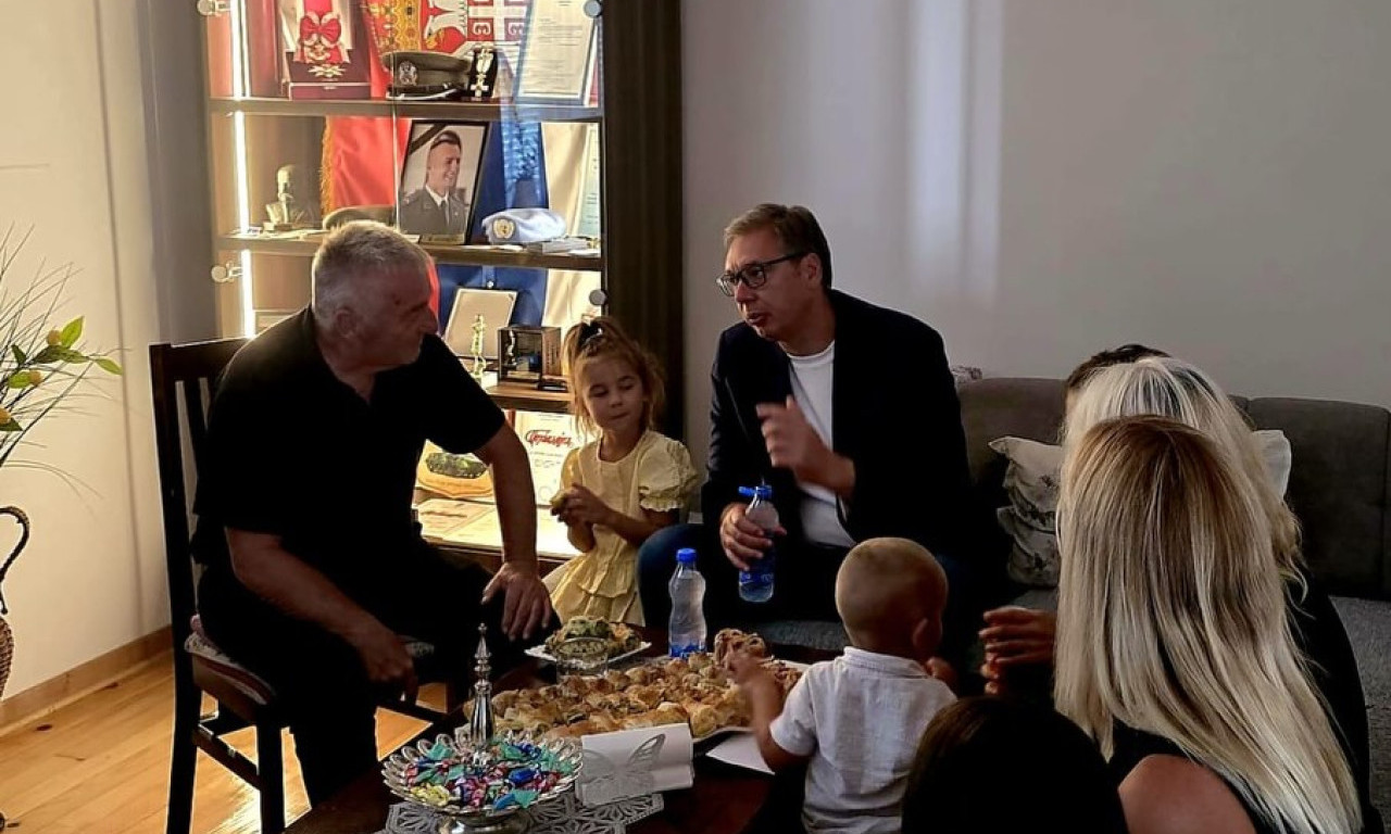 "NEĆEMO GA ZABORAVITI" Vučić posetio porodicu starijeg vodnika Vojske Srbije Milovana Jovanovića koji je nastradao u Libanu! (FOTO)