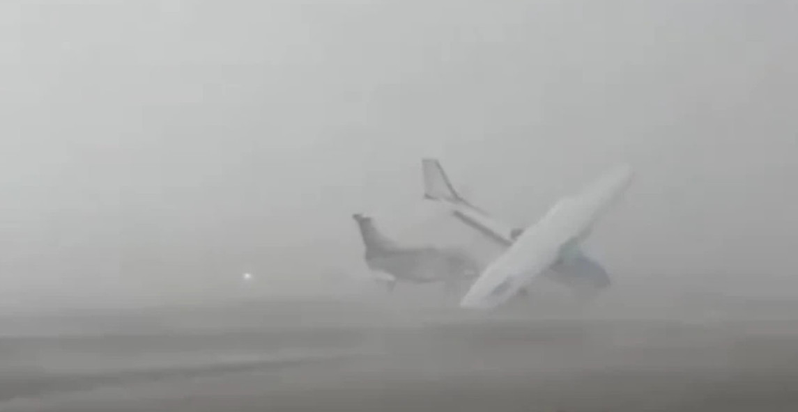 APOKALIPSA U ITALIJI: Nevreme bez milosti baca avione po pisti kao igračke! (VIDEO)