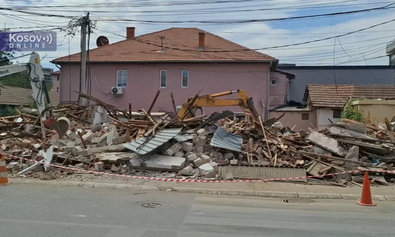 PRIVEDENI SLUŽBENICI OPŠTINE SEVERNA MITROVICA! Izašli da zaustave rušenje Bošnjačkoj mahali