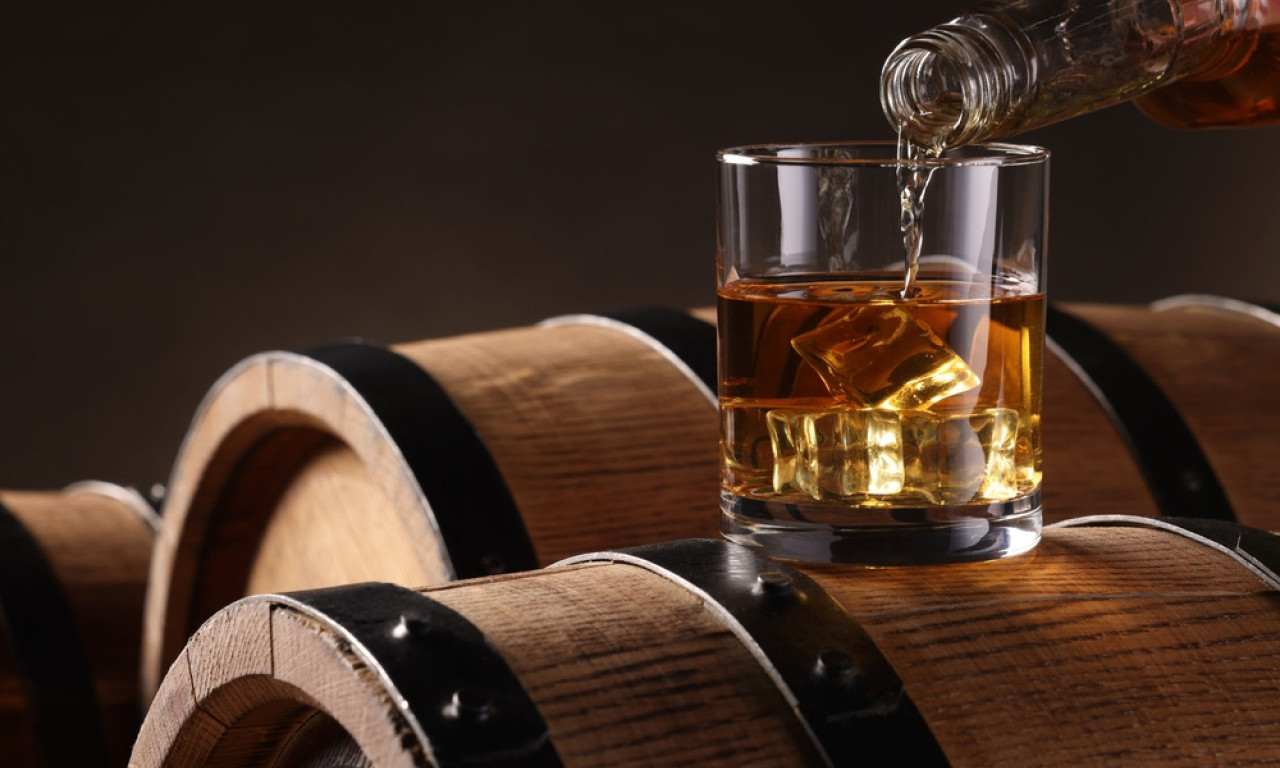 BURE SA VISKIJEM STARO 55 GODINA DONEĆE MU BOGATSTVO Platio ga 150 evra, a evo za koliko ga sada prodaje!