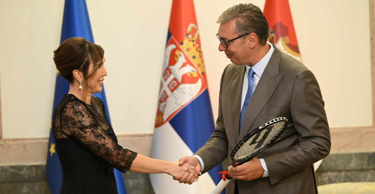 "NE PROMOVIŠE ONA NI VUČIĆA, NI SNS, NIŠTA DRUGO SEM SVOJE ZEMLJE" Predsednik o Jeleni Janković: Uvek je bila tu za Srbiju, za svoju zemlju je dala sve!
