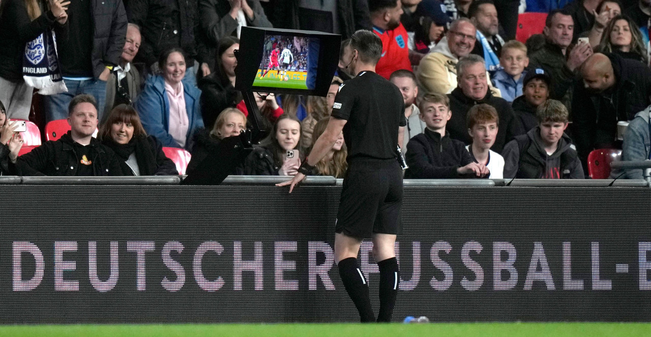 EVO KO DELI PRAVDU ZVEZDI U PLZENJU: Čovek koji je izludeo Kristijana Ronalda šesti put sudi Srbima