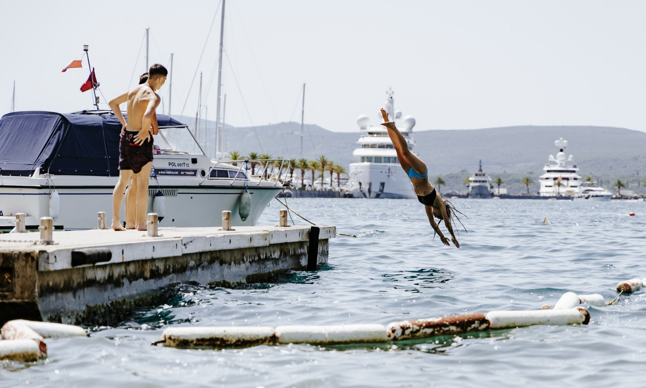 OPREZ! ZABRANJENO KUPANJE NA OVOJ PLAŽI U CRNOJ GORI Naređeno hitno isticanje crvene zastavice!