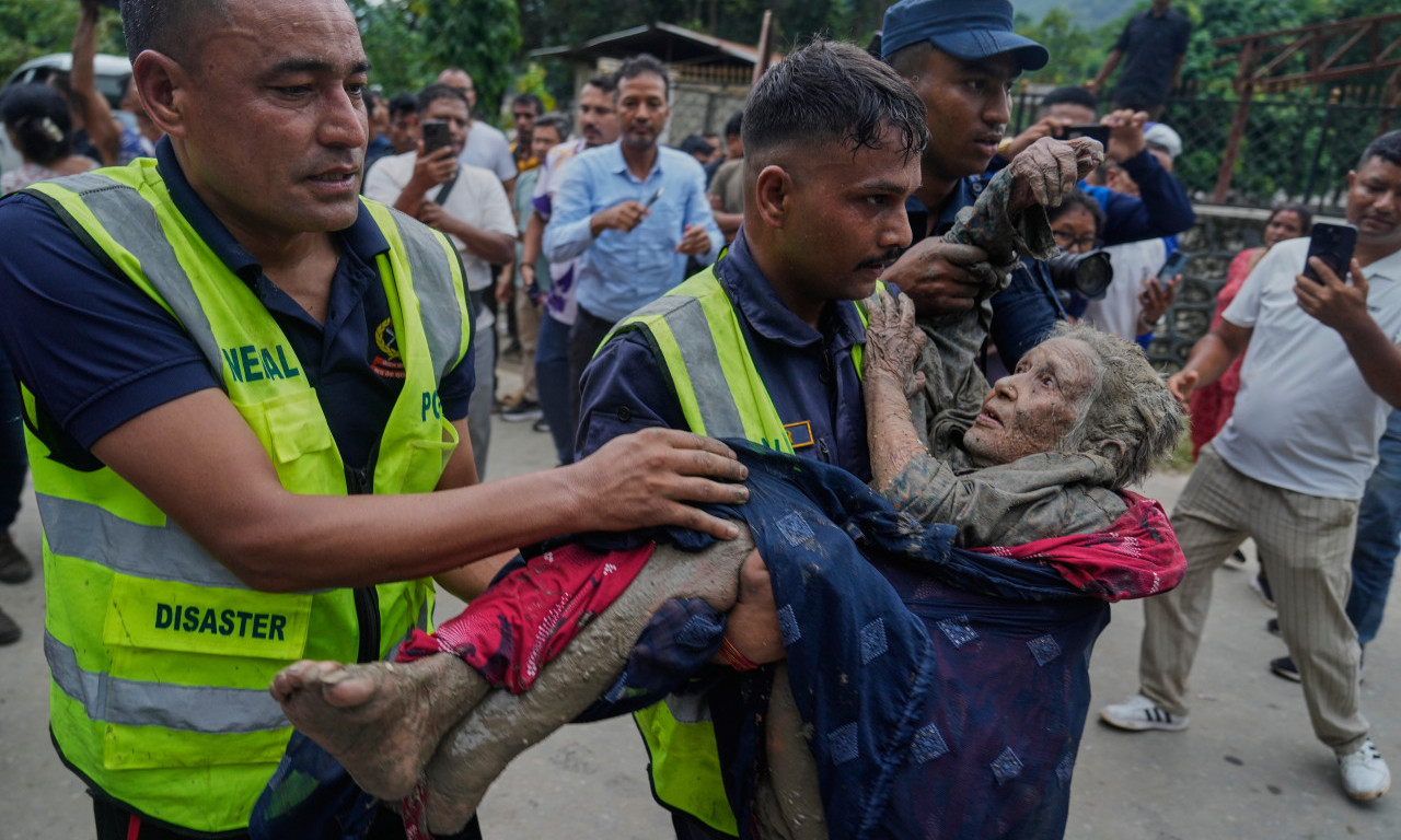 KATAKLIZMA U NEPALU! BROJE SE MRTVI! DRAMATIČNI SNIMCI SPASAVANJA! Vojska helikopterima izvlači preživele iz blata!