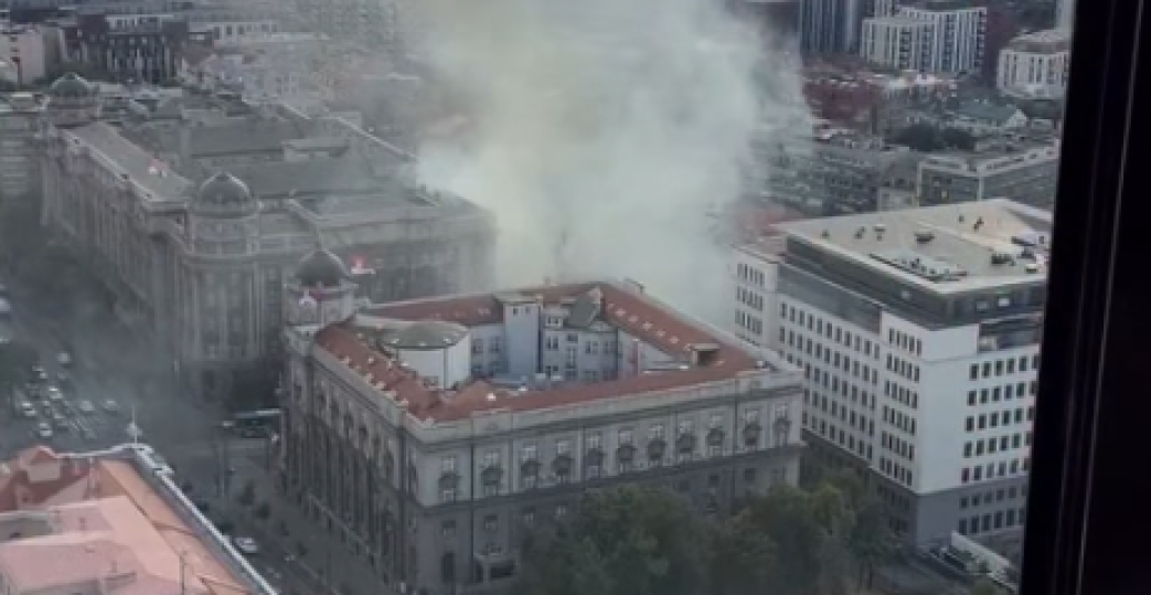 POŽAR U BLIZINI ZGRADE VLADE SRBIJE! Otvoreni plamen i gusti dim se šire Nemanjinom ulicom! (VIDEO)
