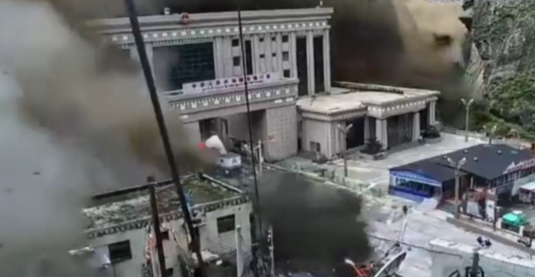 NAJSTRAŠNIJI SNIMAK KOJI JE DANAS OBIŠAO PLANETU! Bujica uništava masivnu zgradu, ljudi u panici beže od vodenog džina! (VIDEO)