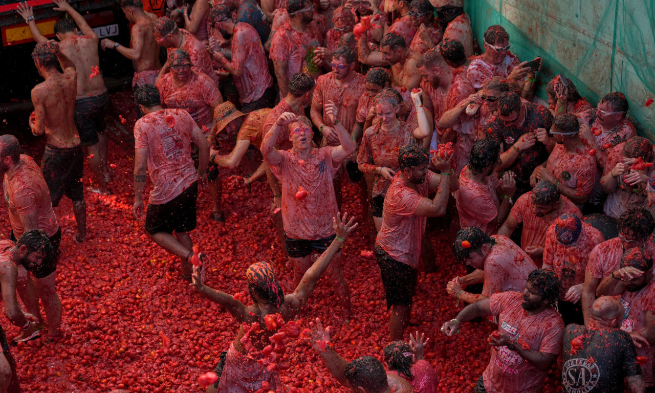 VIŠE OD 20.000 LJUDI OBOJILO ULICE U CRVENO La Tomatina tradicionalno održana u španskom gradu Bunjolu! Gađali se sa 165 tona paradajza! (FOTO)