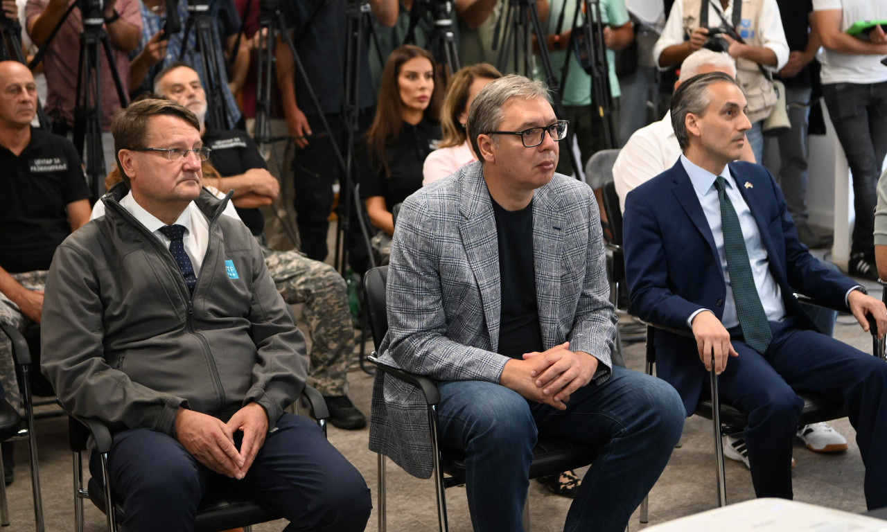 PREDSEDNIK VUČIĆ U CENTRU ZA RAZMINIRANJE SRBIJE Prisustvuje prezentaciji rada deminera (VIDEO)