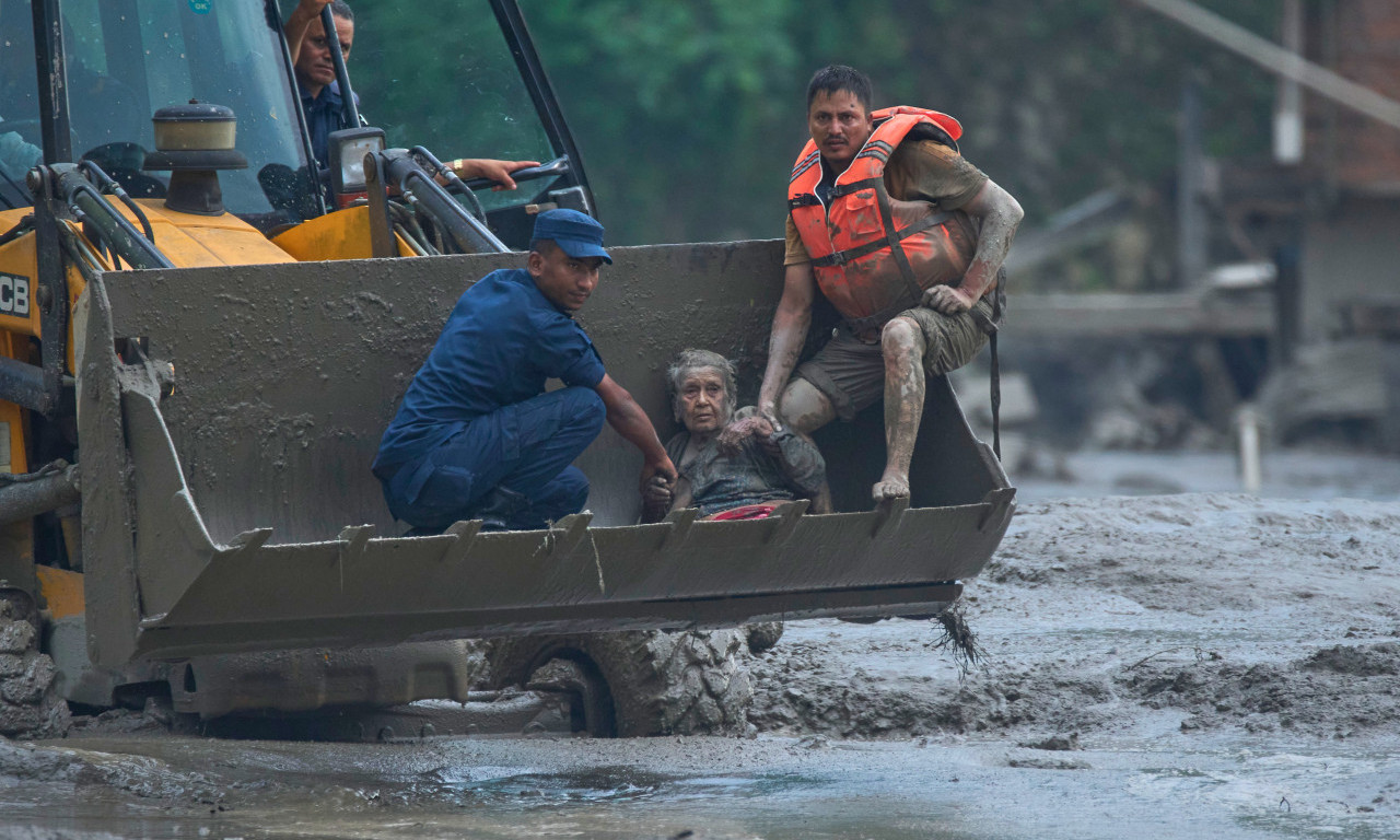 "MOJA ŽENA JE JOŠ UVEK NEGDE ISPOD BLATA..." Srbin među nestalma u Nepalu, reči preživelih uteruju jezu u kosti (FOTO)