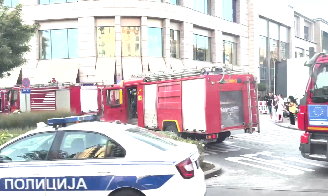 DRAMA U CENTRU BEOGRADA: Izbio požar u Galeriji! Evakuisani posetioci zbog dima! (VIDEO)