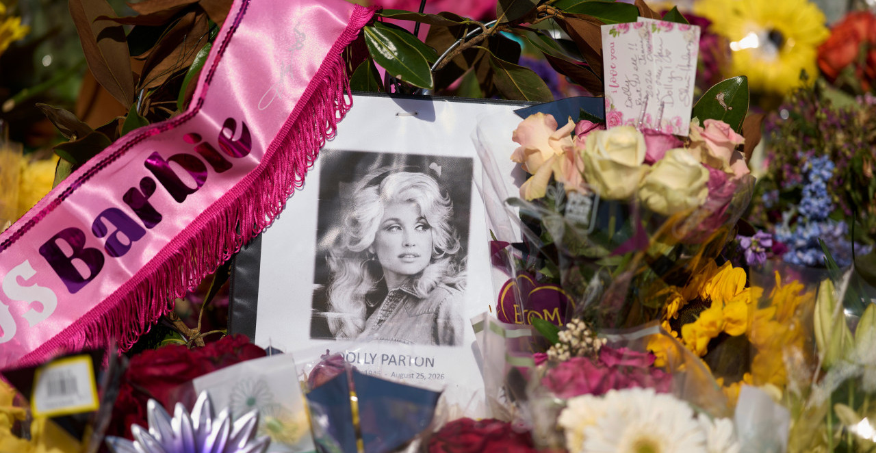 NEDOSTAJAĆE MI NJEN GLAS, NJEN SMEH... Doli Parton sahranjena u Nešvilu (FOTO)