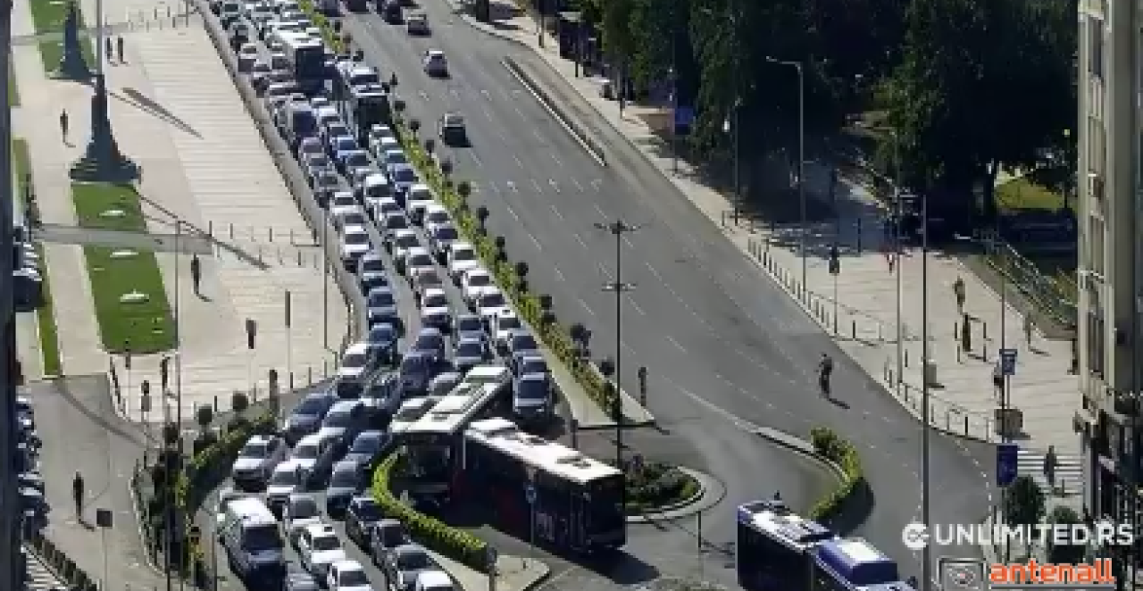 KAKO IZGLEDA BEOGRAD 1. SEPTEMBRA Kuda god krenete, naletećete na kolone! Strpljenje, danas špic traje ceo dan (FOTO)