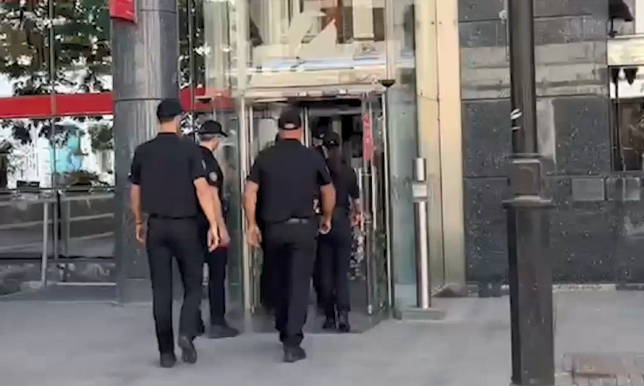 ISTRAŽITELJI ČEŠLJAJU BANKU ZBOG SPORNE HIPOTEKE Proverava se dokumentacija Unicredit banke po nalogu tužilaštva (VIDEO)
