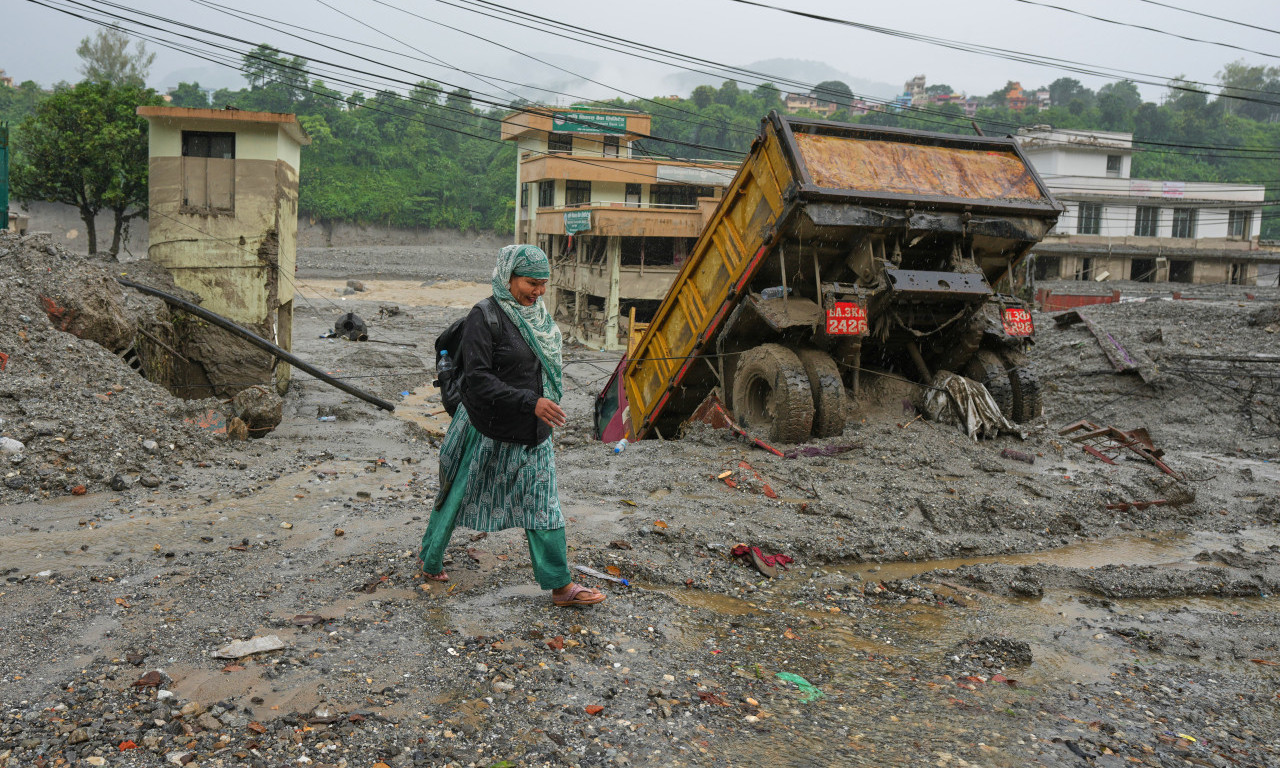 ČUDO U NEPALU: Devojčica (6) bila danima pod ruševinama! Spasioci je čuli, pa kopali rukama da je izvuku! (VIDEO)