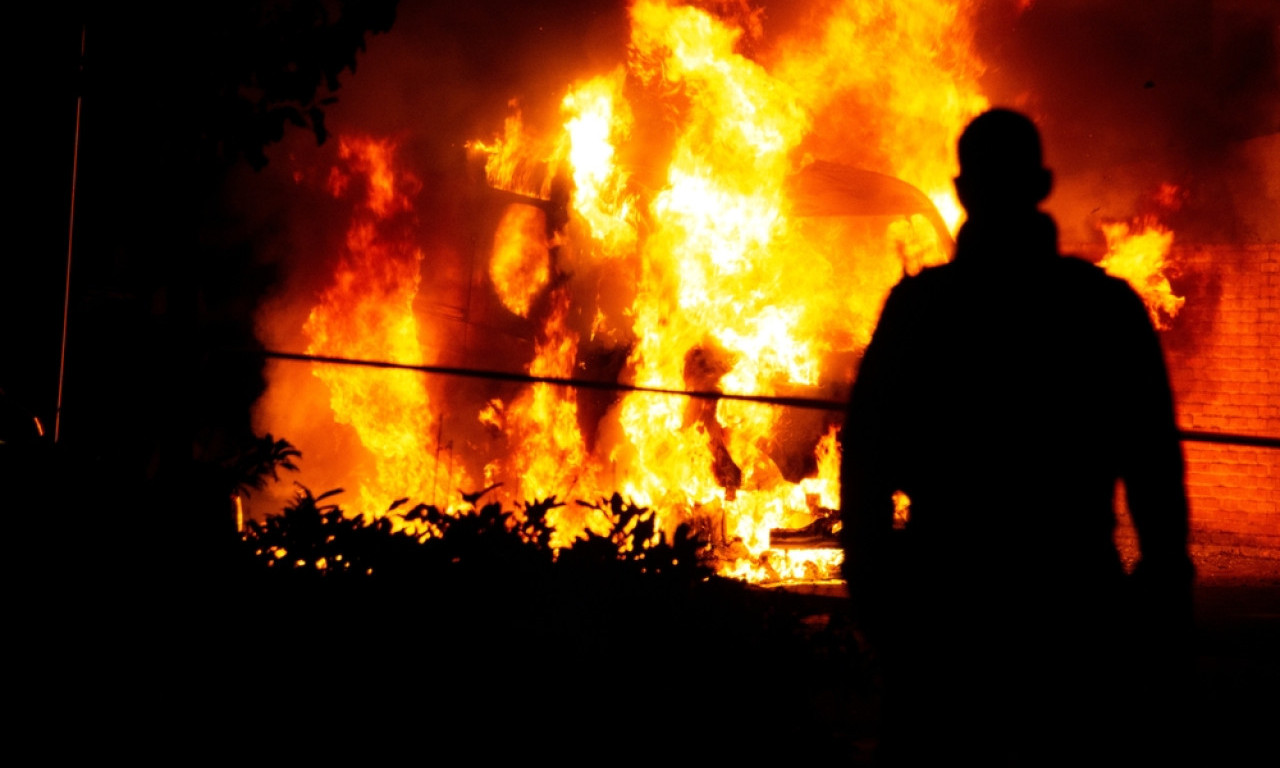 VATRA GUTALA AUTOMOBILE: Uhapšen piroman koji je podmetnuo seriju požara!