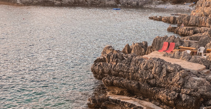 TIRKIZNO MORE, PRIRODA I NAJLEPŠI ZALAZAK SUNCA Pronašli smo plažu u Crnoj Gori koja odoleva klubovima, betonu i gužvi (FOTO)