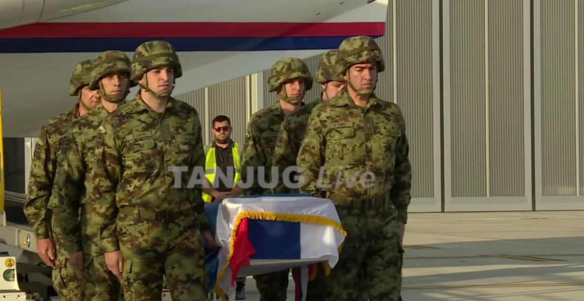 AVION SA TELOM RATKA MLADIĆA SLETEO U BEOGRAD! (VIDEO)
