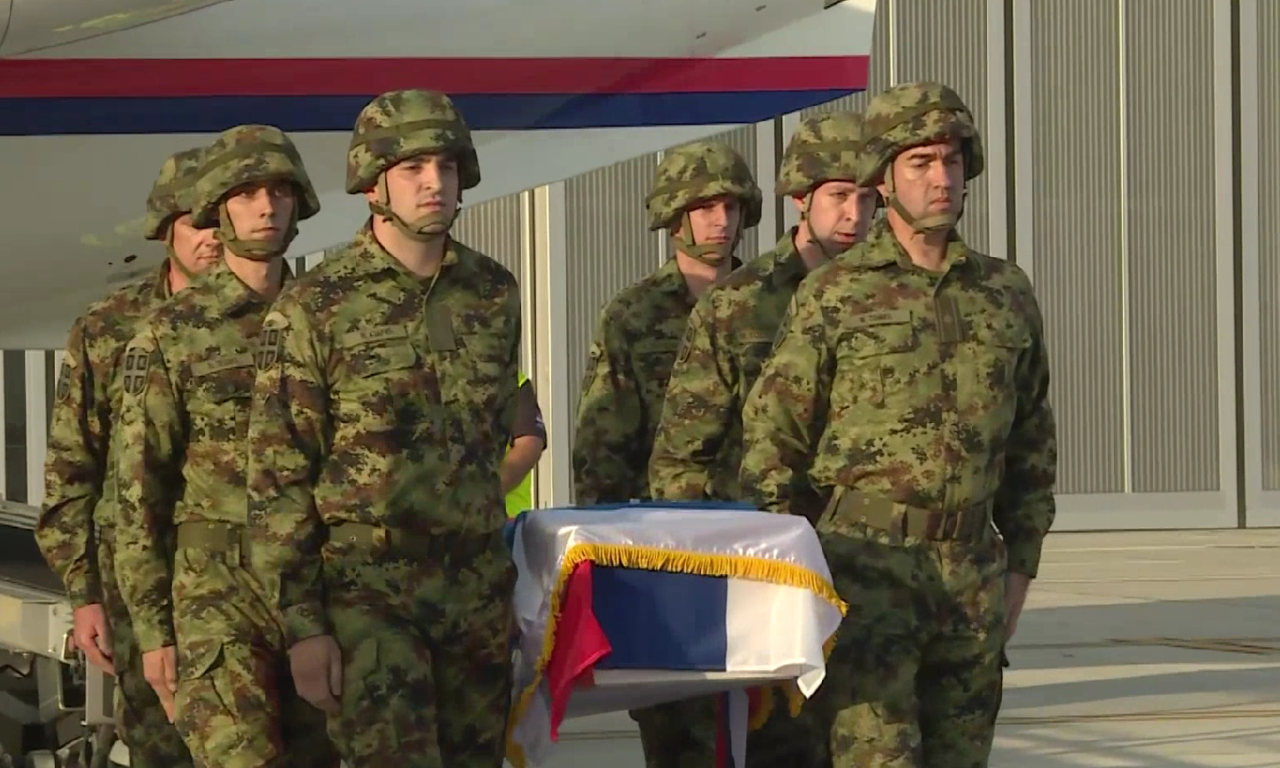 KOVČEG PREKRIVEN ZASTAVAMA SRBIJE I REPUBLIKE SRPSKE: Pogledajte kako je telo Ratka Mladića dopremljeno u Beograd (VIDEO)