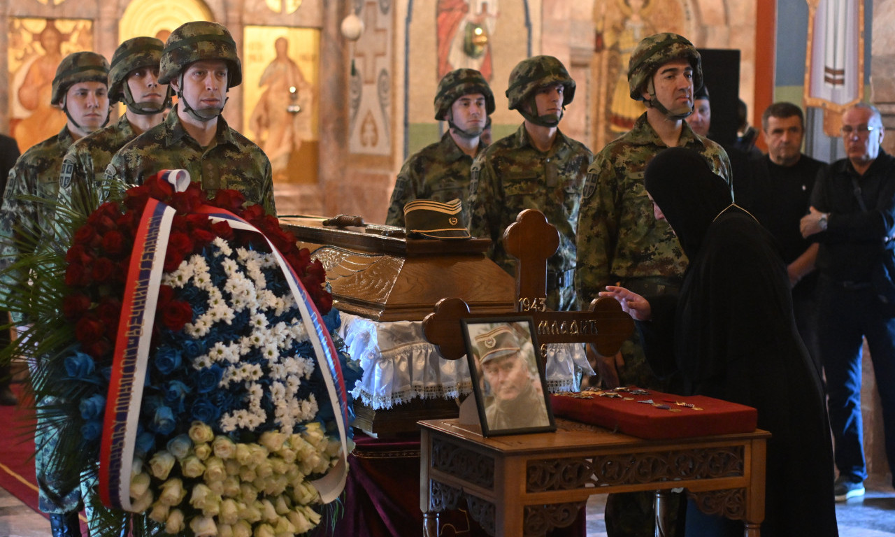 KOVČEG SA TELOM RATKA MLADIĆA U CRKVI SVETOG LUKE NA VIDIKOVCU More ljudi odaje poštu generalu (FOTO+VIDEO)