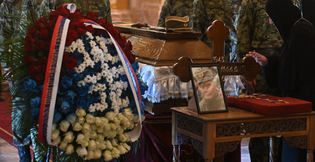 SIMBOLIKA VENCA NA ODRU RATKA MLADIĆA Kakva je poruka zastave sa četiri S  i kome je namenjena (FOTO)