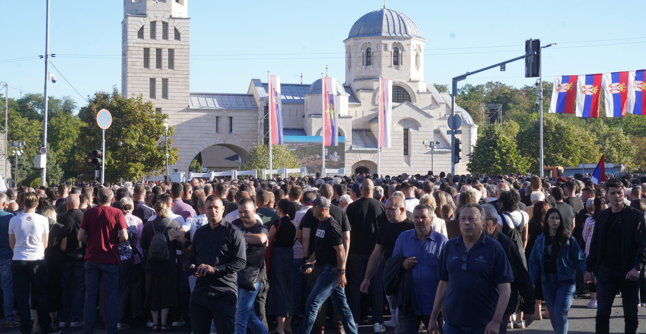 DA LI PREPOZNAJETE NEKOGA U MORU LJUDI NA VIDIKOVCU? Hiljade duša odaje poštu Ratku Mladiću, pogledajte neverovatan prizor (FOTO)