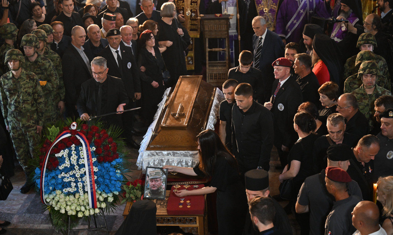 SAHRANJEN RATKO MLADIĆ: General ispraćen uz pesmu "Tamo daleko" (FOTO+VIDEO)