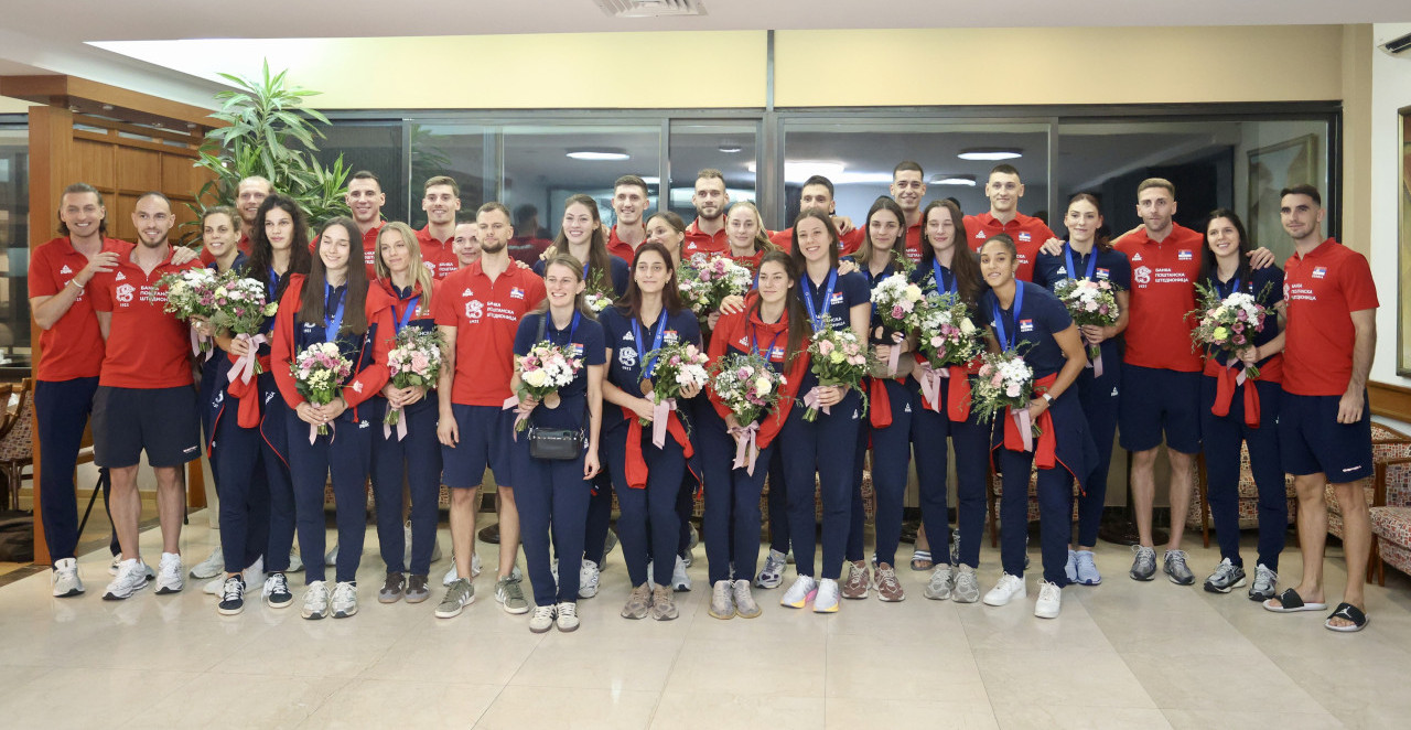 DOČEK UZ CVEĆE Bronzane odbojkašice Srbije stigle u Beograd (FOTO)