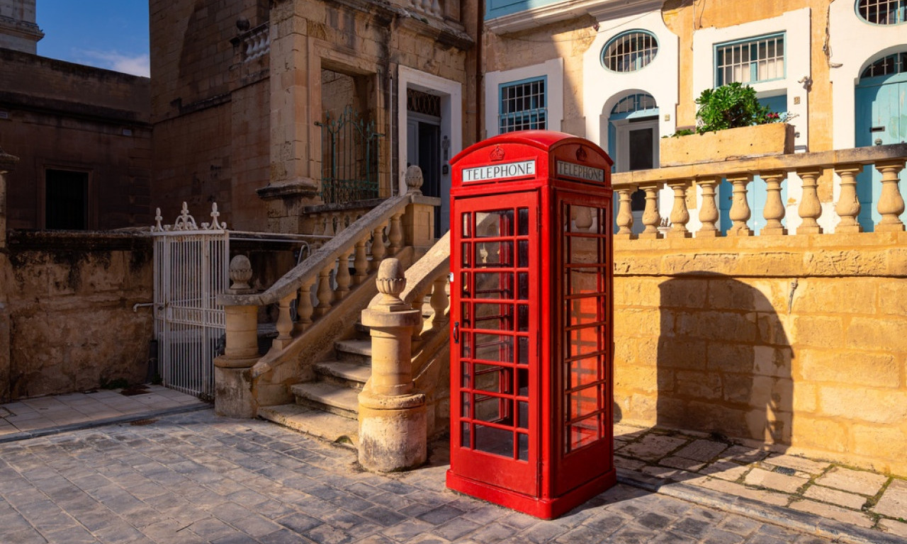 KUPILI SU TELEFONSKU GOVORNICU ZA SAMO JEDNU FUNTU Ono što su napravili oduševilo je čitavu zajednicu