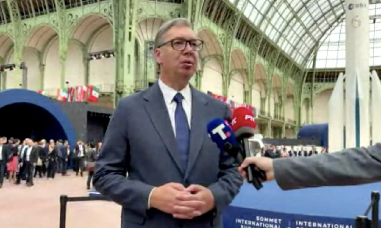 VUČIĆ SE OBRATIO SRBIJI PO DOLASKU NA SAMIT U PARIZU: "Mogli bismo da imamo svoje male satelite"